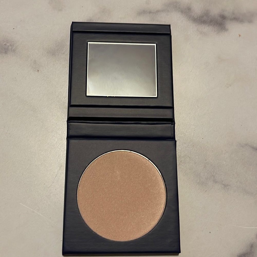 Beautycounter Luminous Powder Highlighter